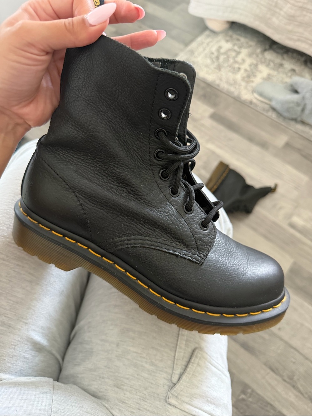 Dr Marten’s Women size 8 Classic Black Leather Lace-Up Boot